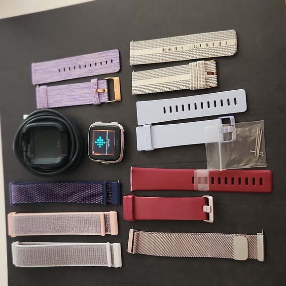 Fitbit Versa Rose Gold with accessories - Picture 2 of 3